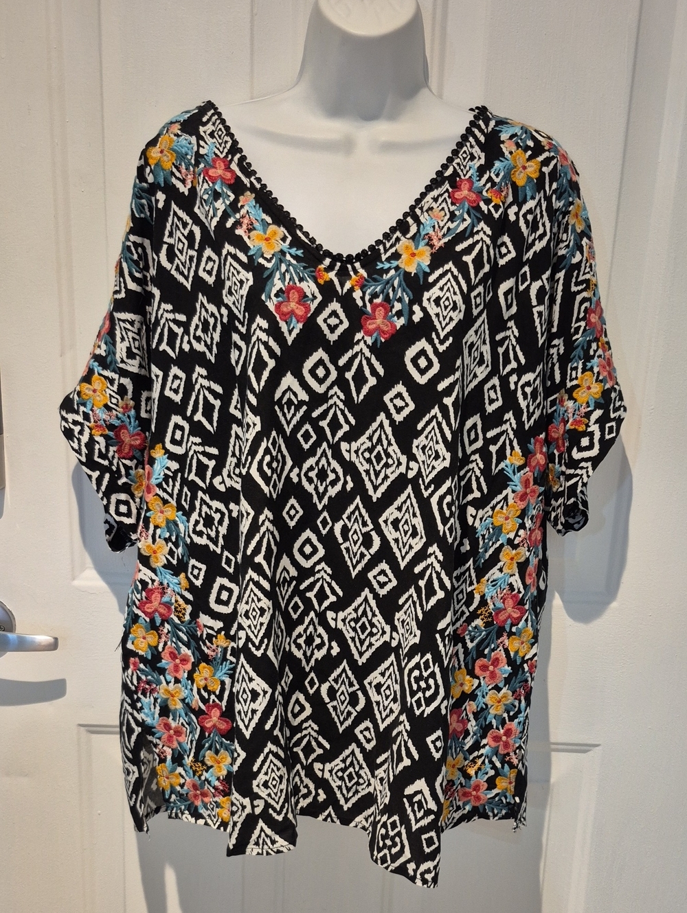 Savanna Jane Black Aztec Tunic with Multicolor Floral Embroidery. Size XL. NWOT